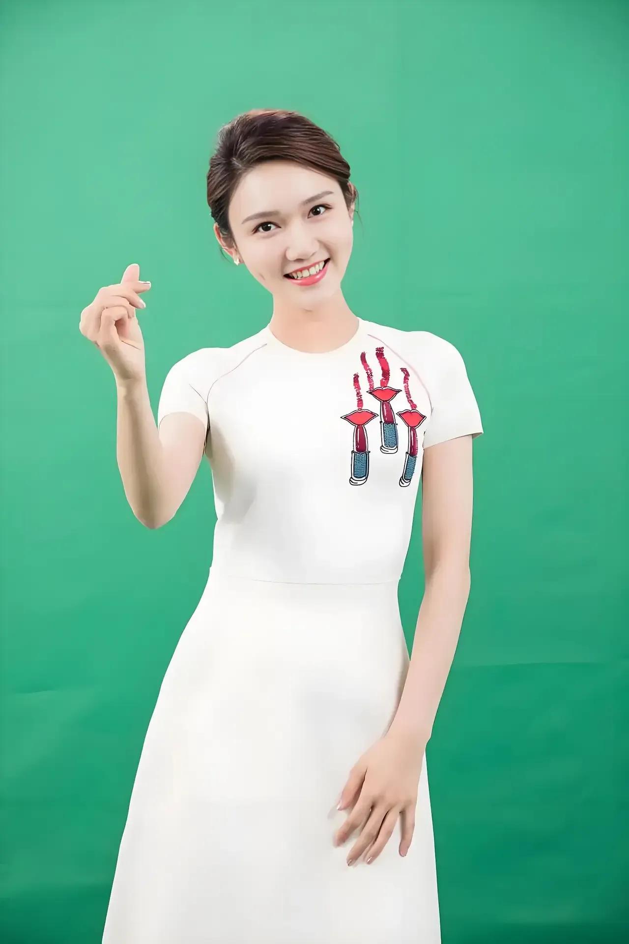 龙洋，央视新晋主持中的佼佼者，用实力征服了观众的心。说起央视主持人，大家脑海中浮