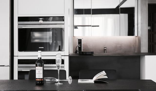 150㎡现代极简，净白空间+木质感，布置黑色家具，效果很高级