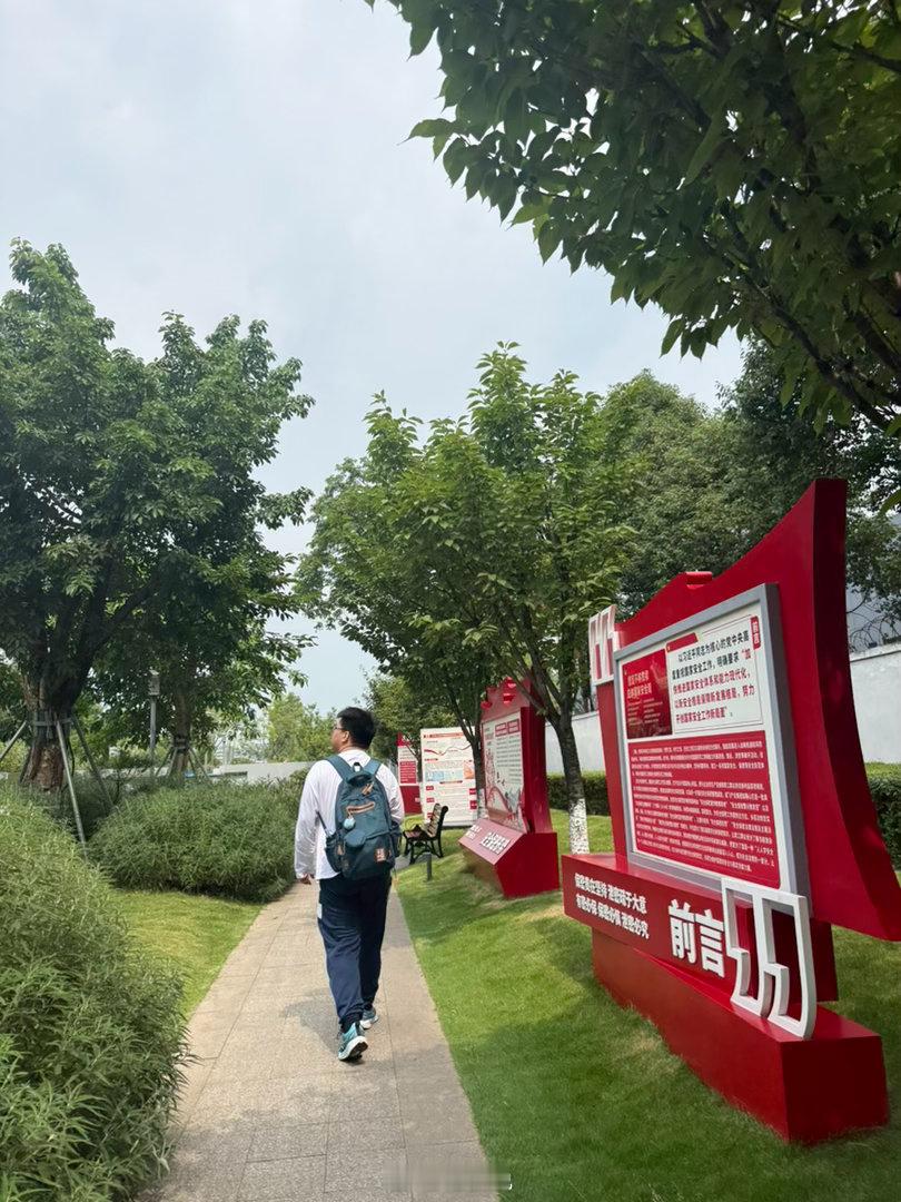 逛了一下成飞公园。出发前听说这里有飞机，我还挺期待。到了之后发现，确实有飞机，但