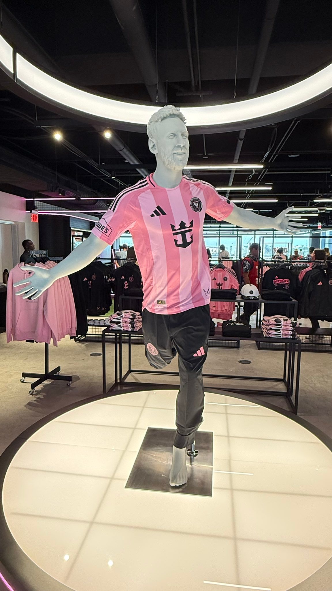 新球场Nu Stadium中的迈阿密国际商店梅西