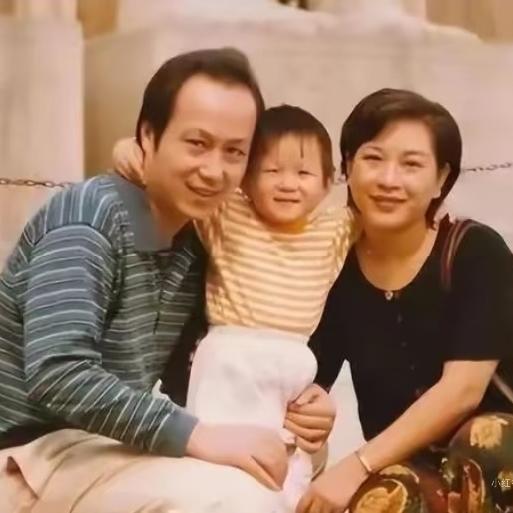 2002年，罗京一家三口，外出游玩期间拍下。照片三人分别是央视《新闻联播》知名播