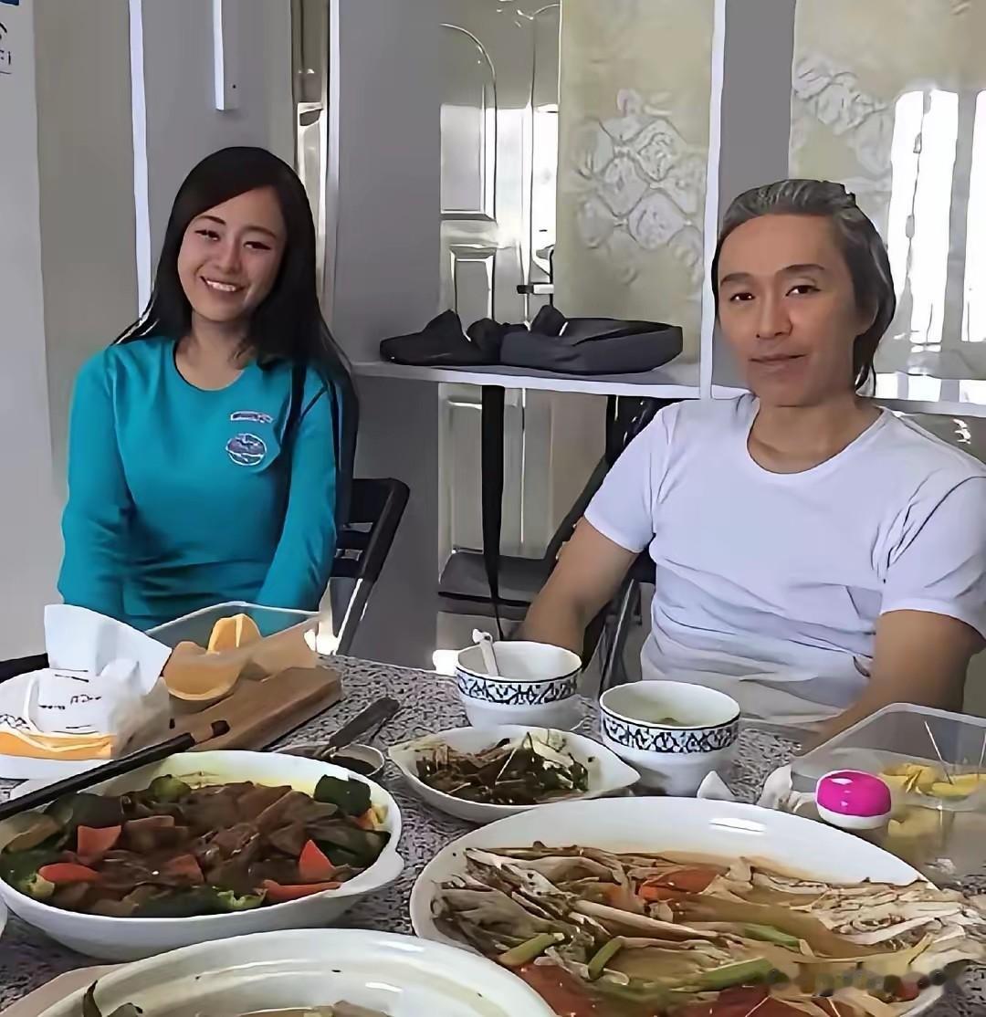 周星驰这张照片很有意思。从照片中能看出来，他正在吃饭，从盘子里的残羹剩饭可以看出