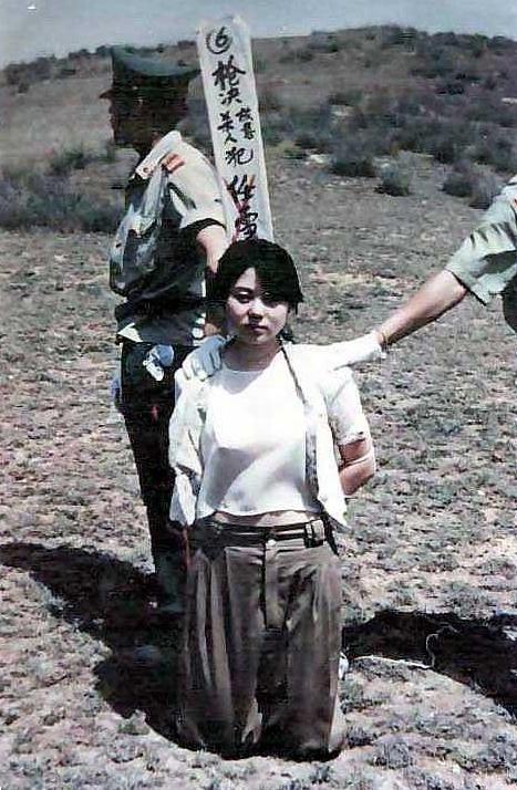 “发人深思...”1992年，河南一处刑场上，一名女犯人即将被执行死刑时，突然张