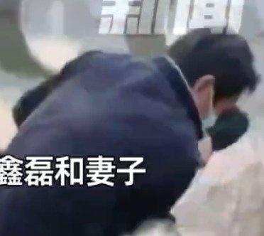 【河南大哥冰水中救人退还千元酬谢】红薯摊老板摆摊首日跳水救人 11月26日（发布