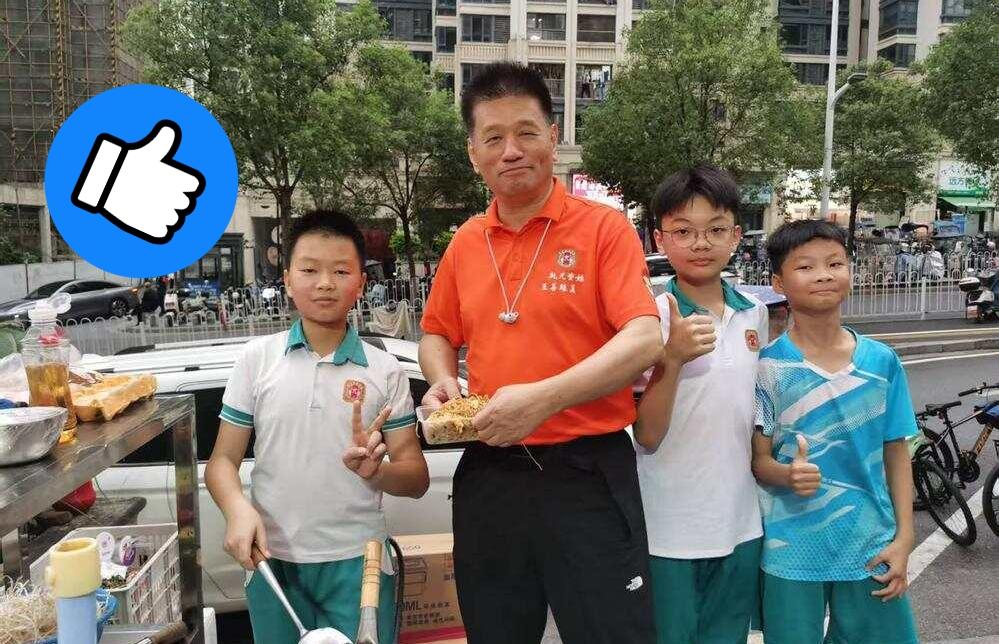 广州11岁"炒粉小孩哥"火了！这孩子太懂事了！
 
黄埔区开元学校的五年级学生卢