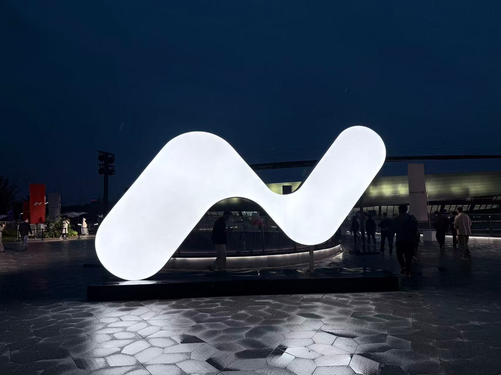 超乎想象，一步到位，智能双舱大五座旗舰SUV乐道L80开启预售，整车购买24.5