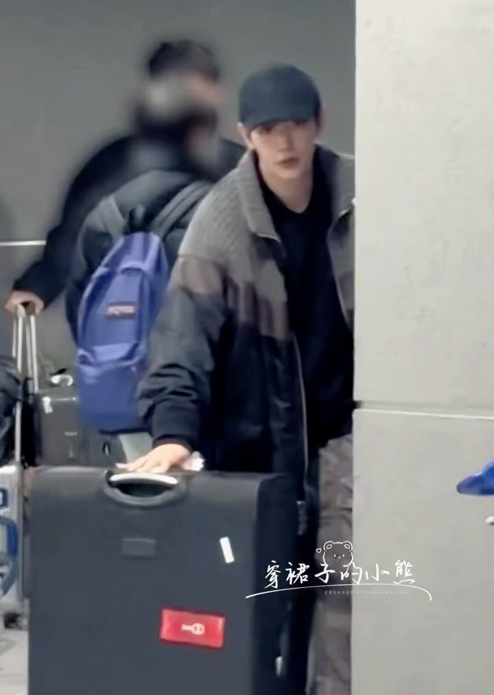 邓为机场收下阿根廷粉丝的手幅，啊啊啊啊啊啊这么近的距离，好羡慕好有爱啊！邓为一直