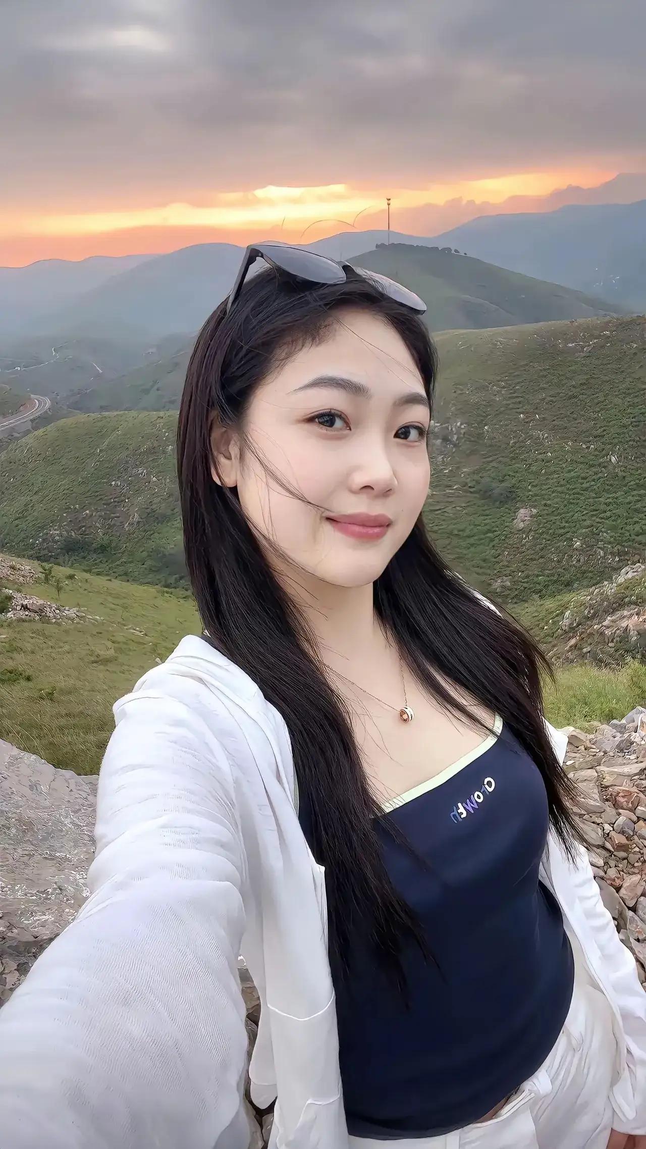 山的那边
有一遍云
云中带有火光
山的这边
有一美女
那双炯炯有神的大眼睛
正在