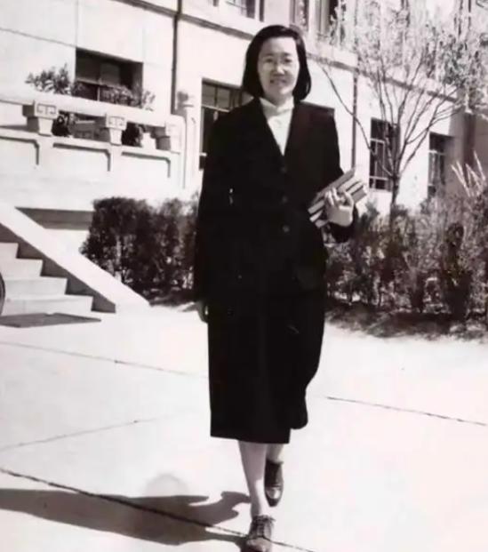 1961 年，北大才女王承书吃完饭后，像往常一样去了实验室。谁知这一走，却像人间