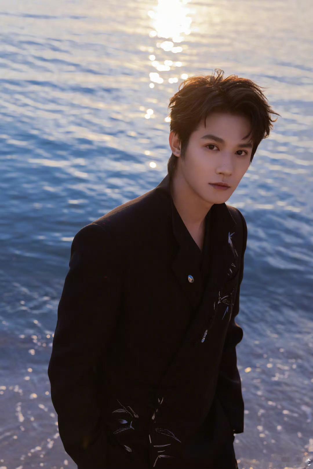 郑业成海边随拍郑业成海边随拍，他好帅[爱慕] ​ ​​​