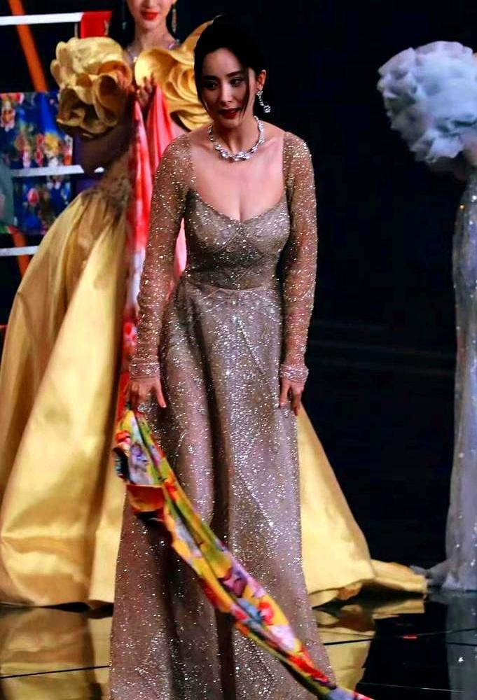 杨幂的18%体脂，是给张艺谋交的投名状。
 
她把健身房的每一滴汗，都算成了KP