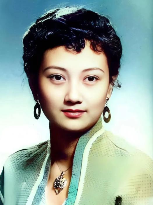 1992年，八一厂背着800万外债，眼看就揭不开锅了，领导找到她，问她敢不敢接这