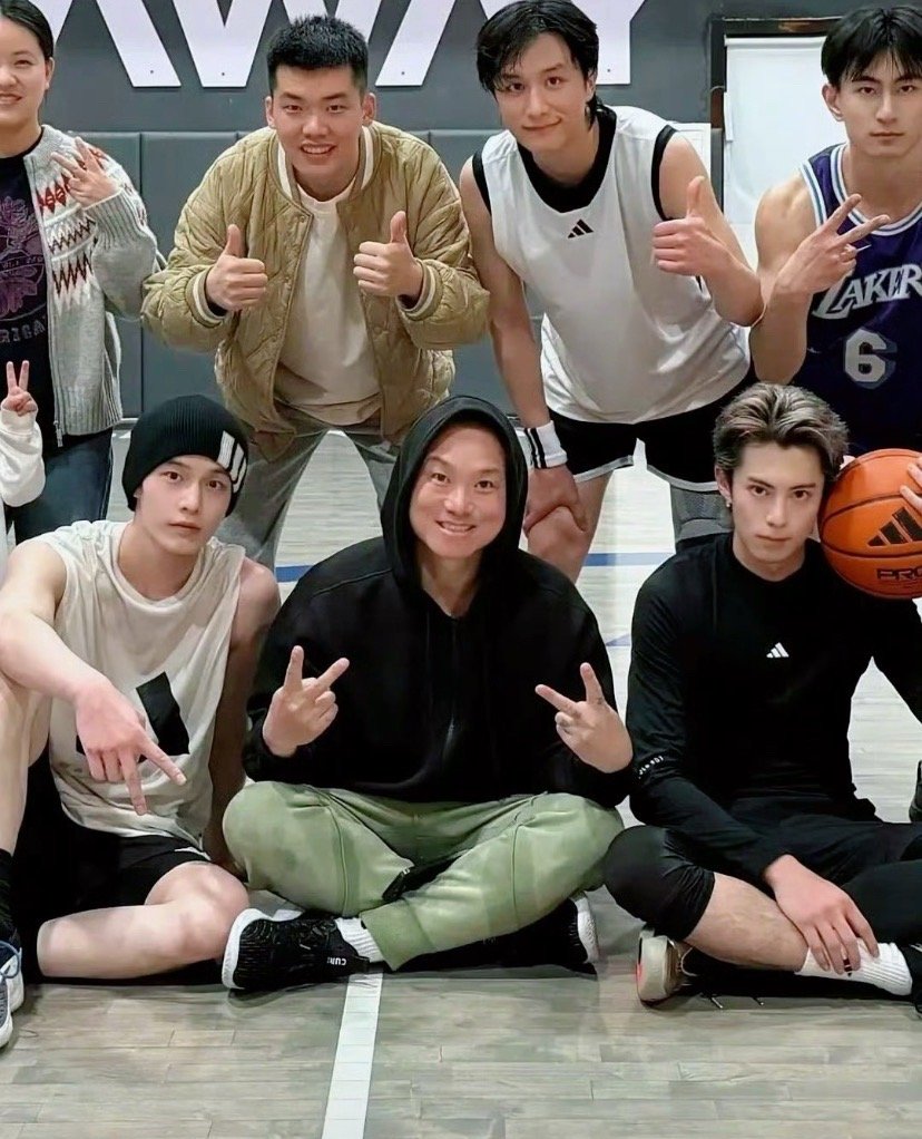 爆光啦！王鹤棣和何与同框打球还晒合照，两大帅哥同框也太养眼了，运动风少年感直接拉