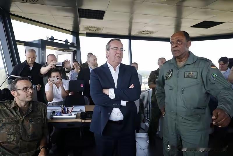 赖清德可能要逃跑了。最近他在疯狂地跟美日勾结，转移财产，试图掏空台湾。
 
这话