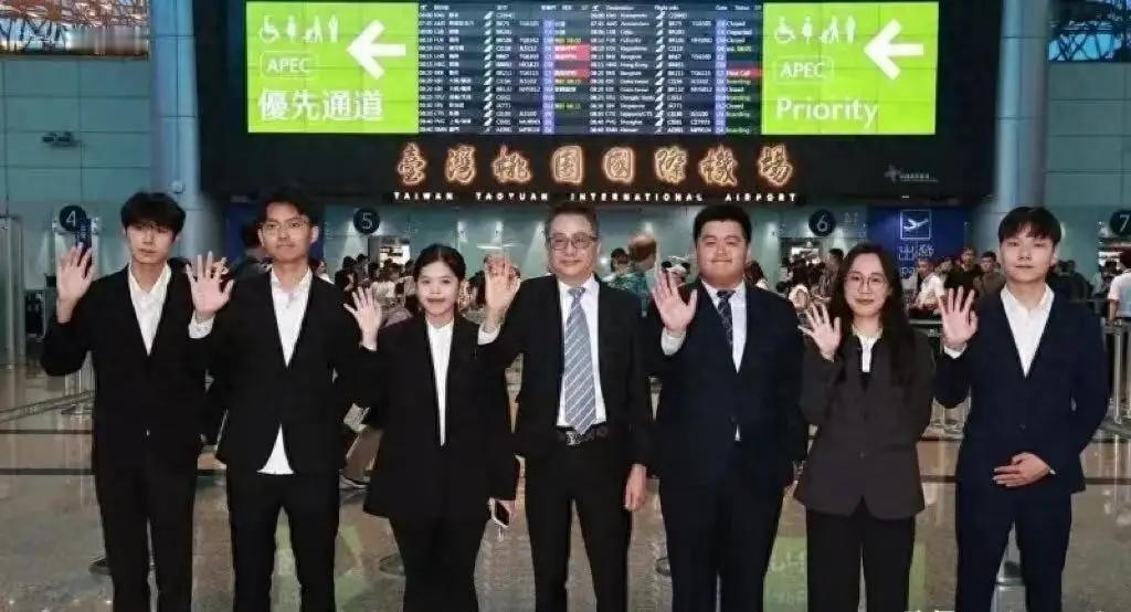 一边访陆谈善意，一边入伙反华组织，民众党这出双簧演给谁看？

7 月 14 日，