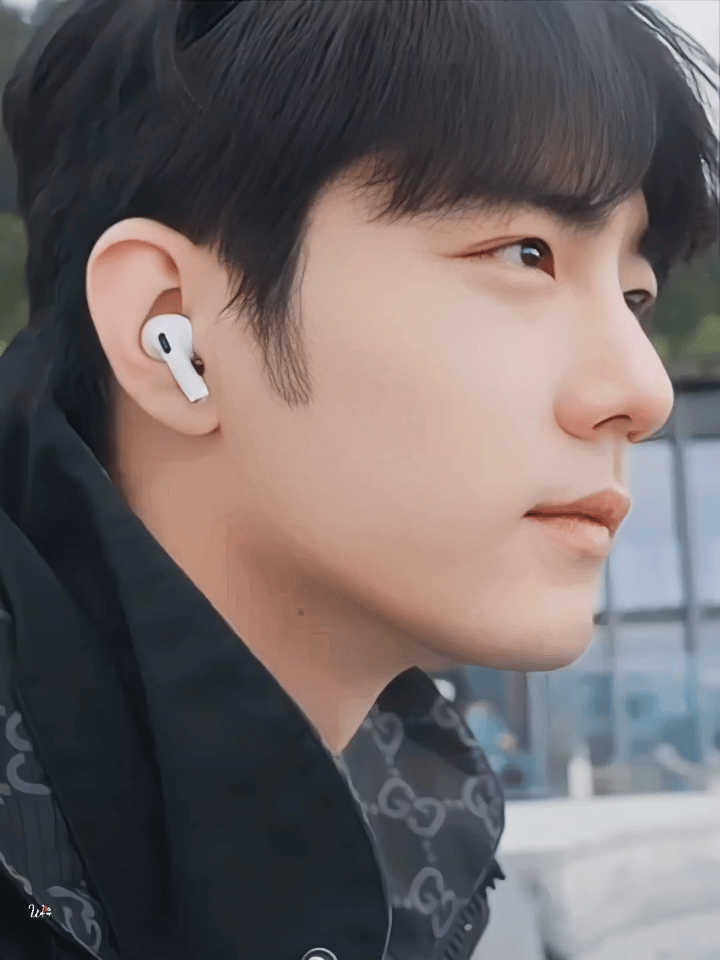 #肖战[超话]##肖战法国登山#有你，这个世界都变得分外温柔🥺美好！#肖战# 