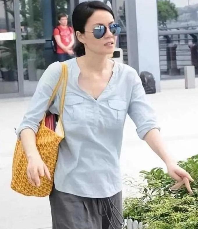 去掉美颜的王菲轻车简从，虽然看上去步履轻盈，但跟普通中年妇女也没啥区别。

原来