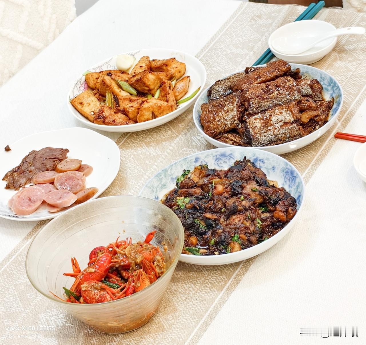 今日菜品
烧茄子，烹带鱼，葱烧豆腐
