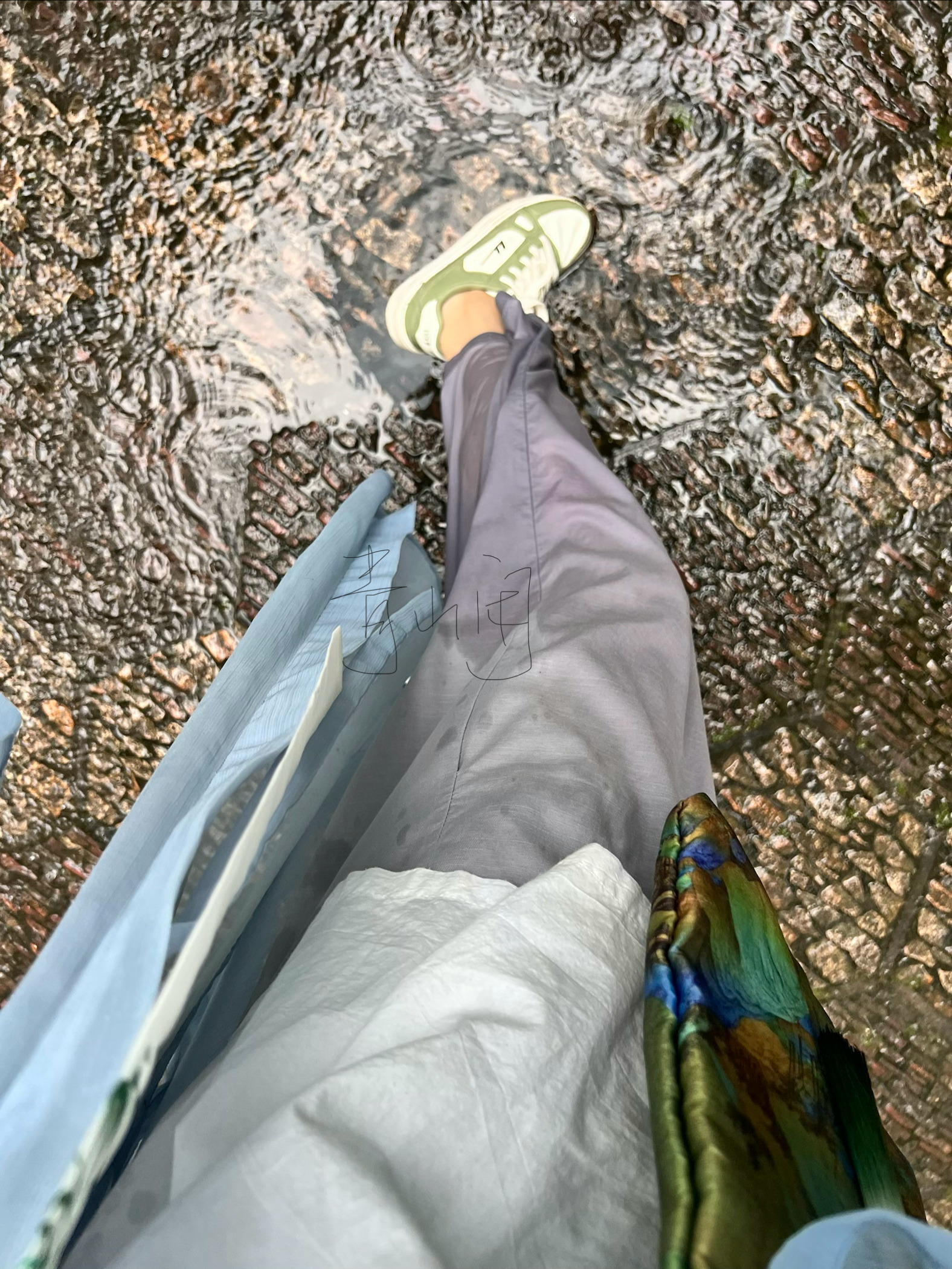 老天奶我认输……彻底失去雨中自拍心情，哪怕特地穿汉元素，就这样一刹那突然又变暴雨
