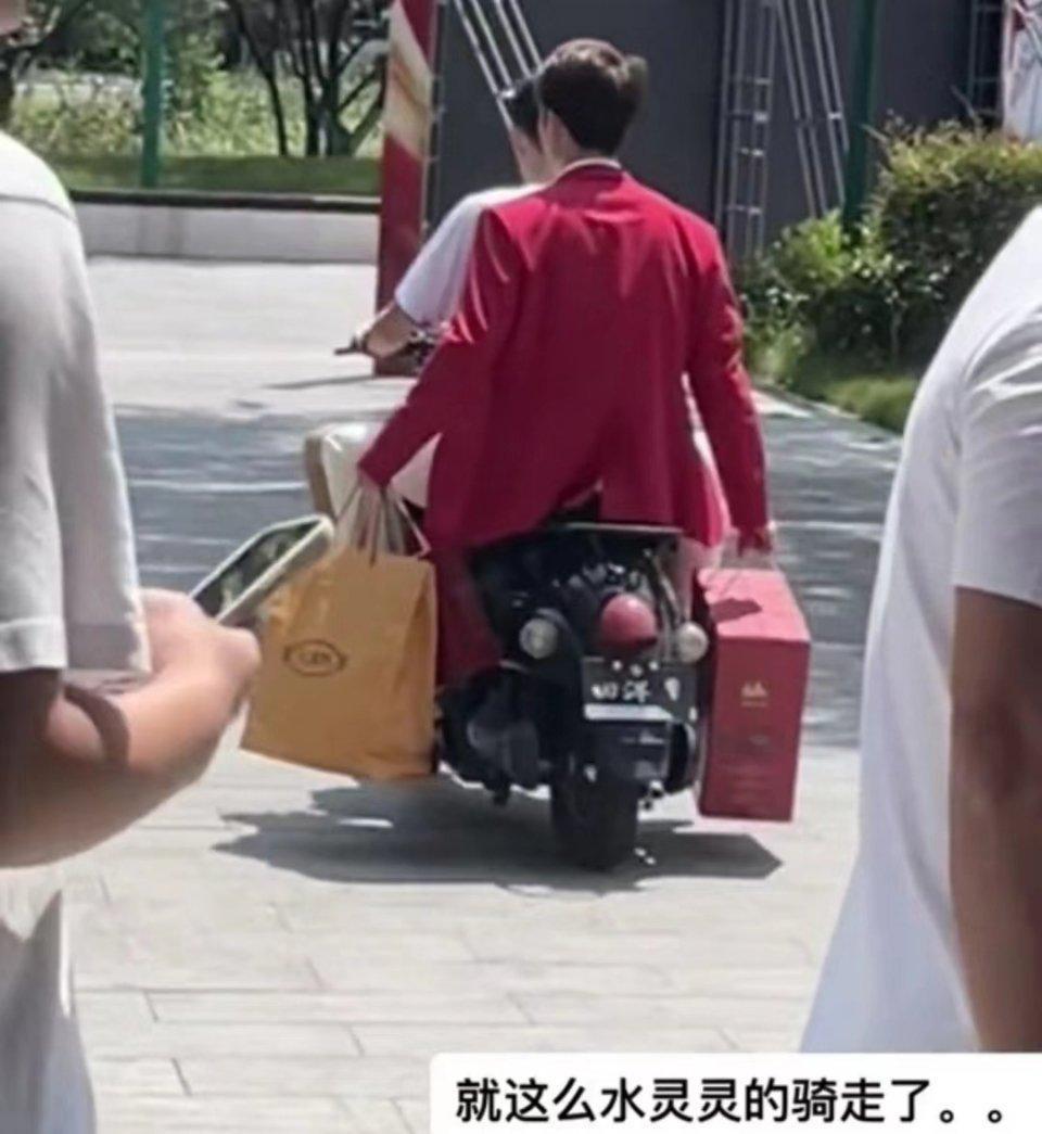 王昶就这么水灵灵的骑走了，带着一堆礼品去广州找梁伟铿吃席[哈哈][哈哈][哈哈]