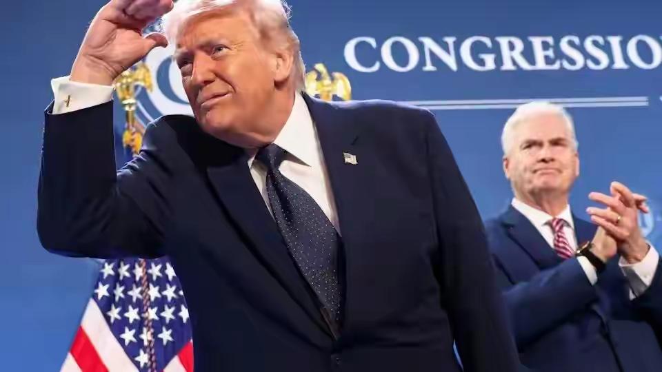 特朗普这姿势经典，他在认真看什么？