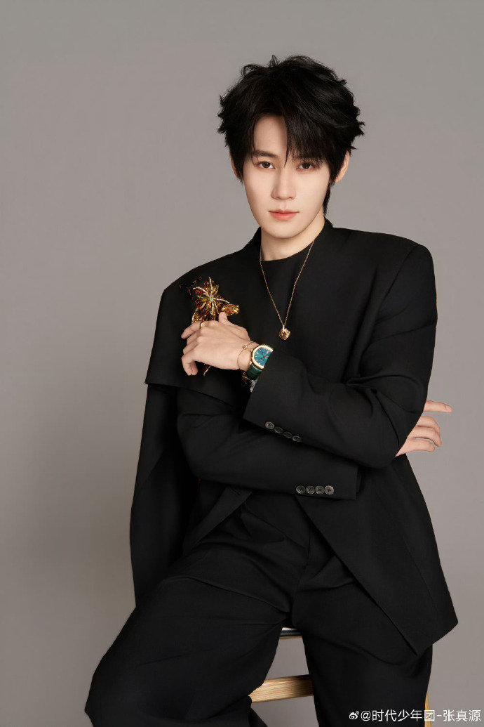 张真源制服机长造型 张真源有白月光杀回来的悸动了 张真源有白月光杀回来的悸动了，