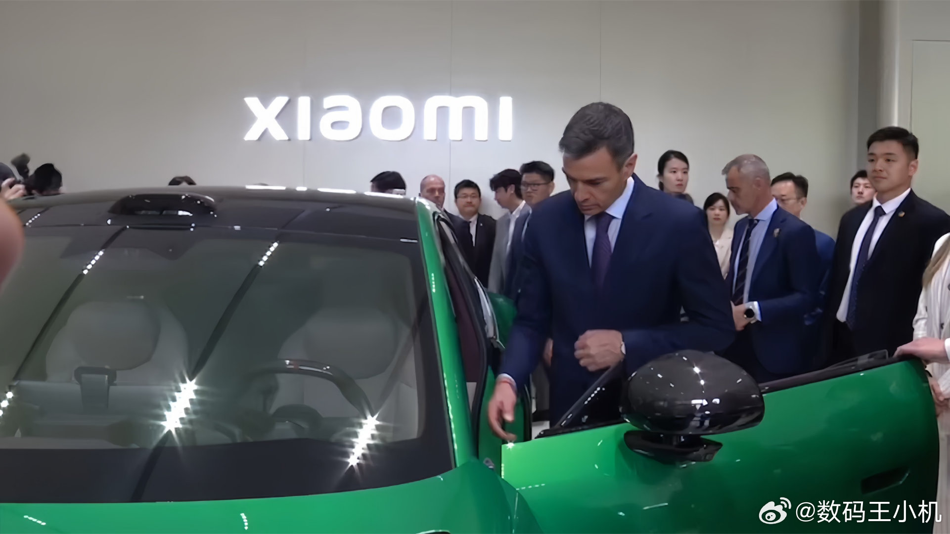 武契奇到小米汽车工厂参访看到武契奇也来参访汽车工厂，不由感概，我米正以惊人的速度