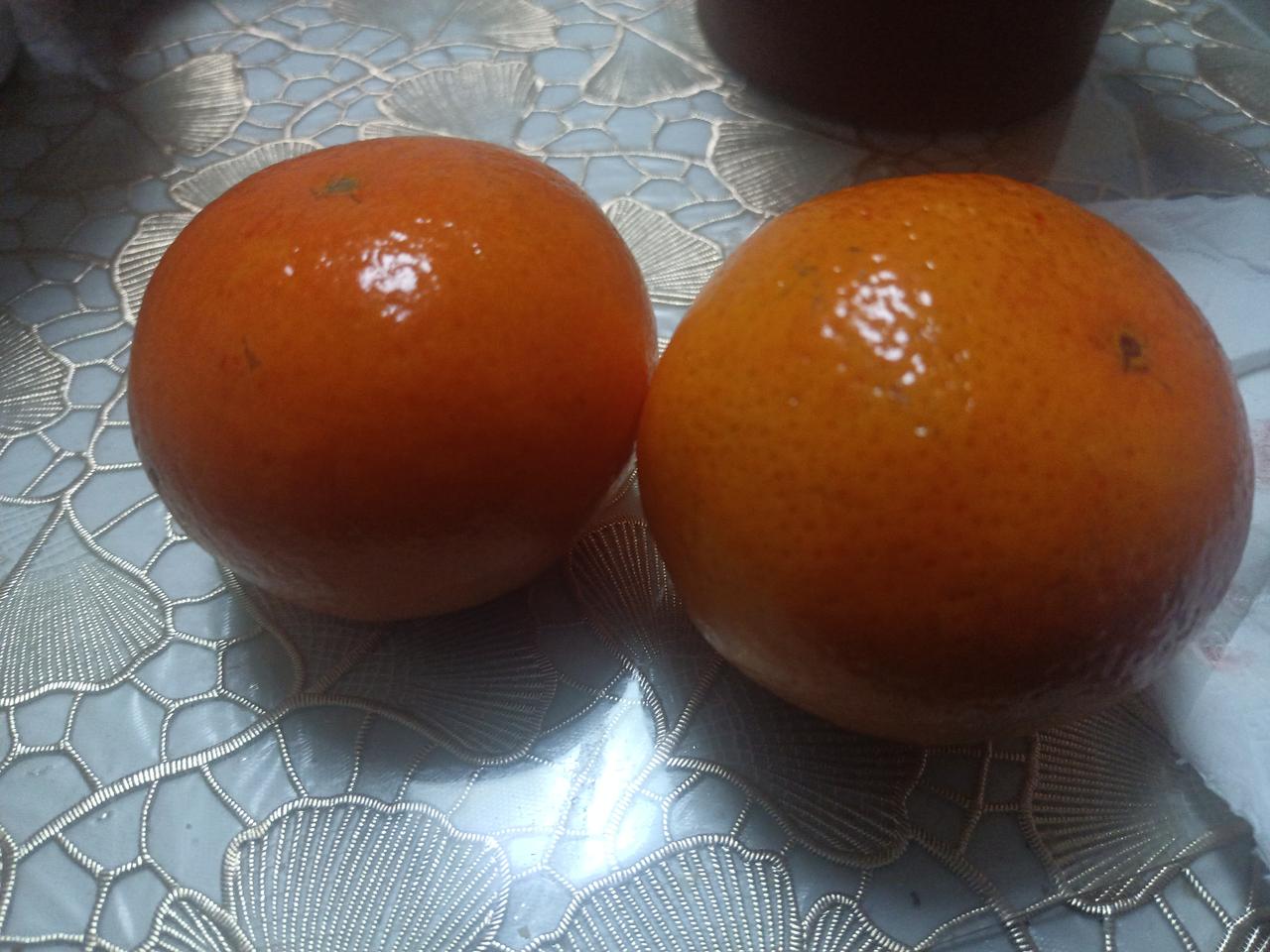 这究竟是咋回事呢？
这种闪闪发光的橘子还能吃吗？