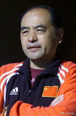 1994年甲A揭幕战，王俊生坐在主席台，耳边全是山呼海啸。

赛前他去球员通道，