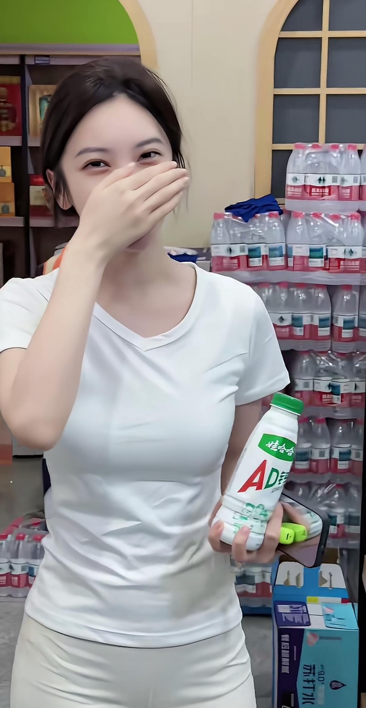 中秋学校组织赏月活动，全班坐在操场草坪。他悄悄分我一块月饼，我也偷偷摸摸给他一瓶