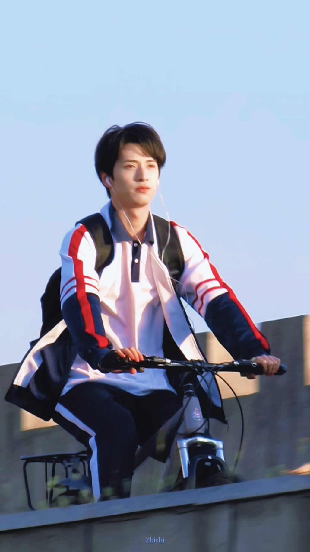 校服+耳机🎧+自行车🚲严学长好青春呐[礼物] 