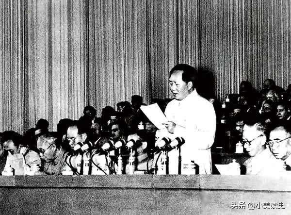 1956年2月，在苏共二十大上，赫鲁晓夫做了反对斯大林的秘密报告，在国际社会产生
