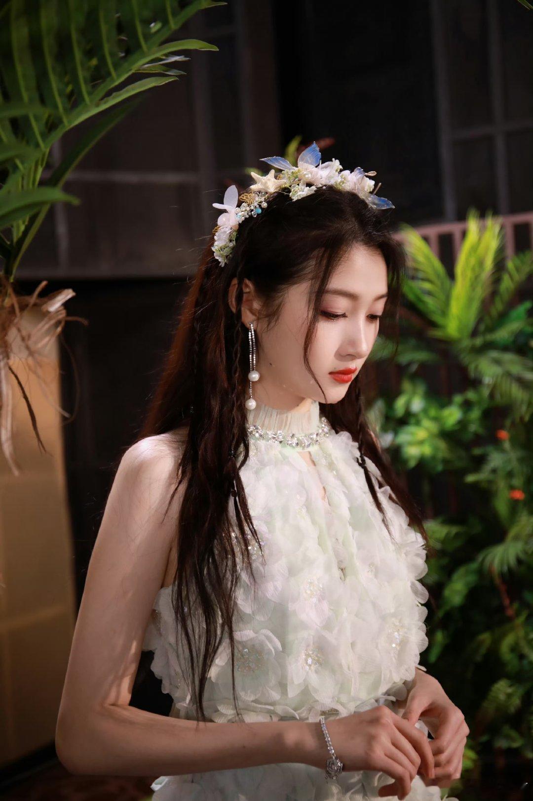 #关晓彤戴花环##关晓彤花仙子妆造##关晓彤花仙子造型#美得嘞 ​​​