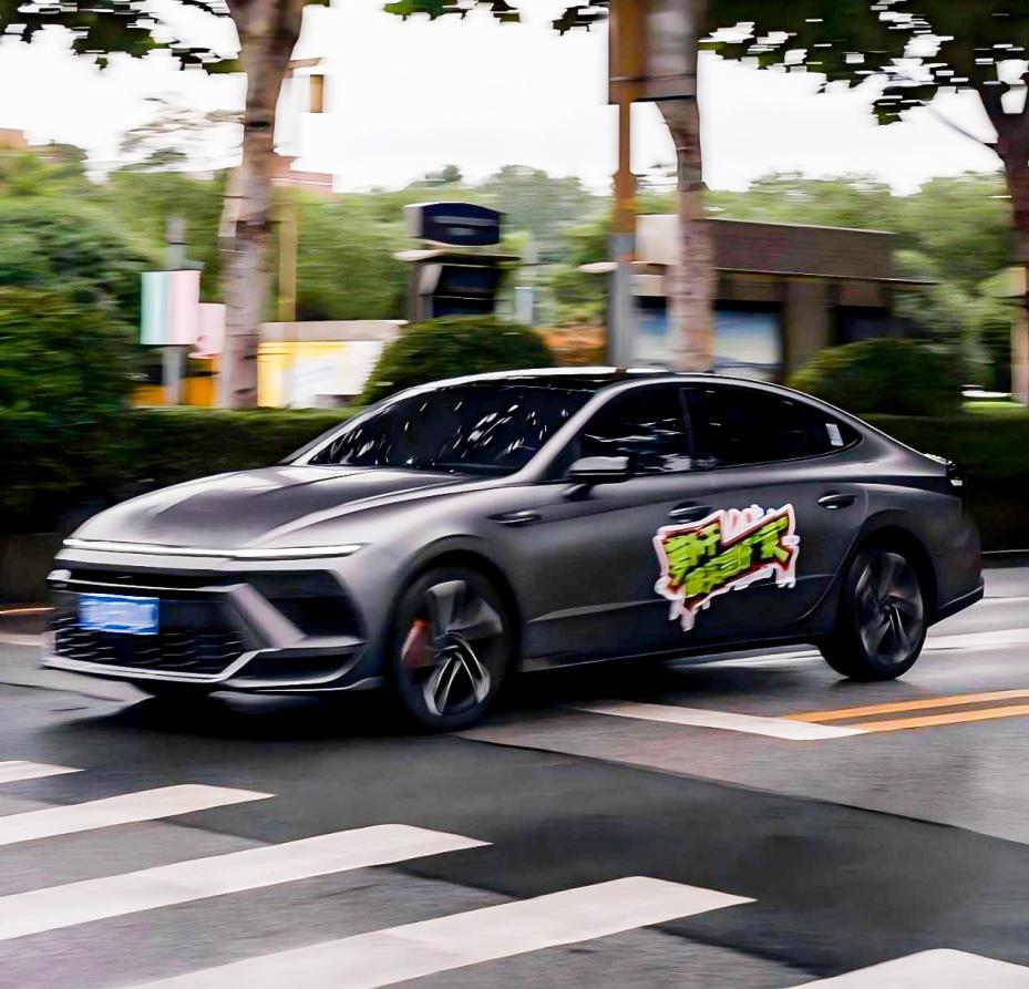 笑死，江苏兄弟连助威都要内卷，鲁A鲁B鲁C表示团结一致，直接碾压！