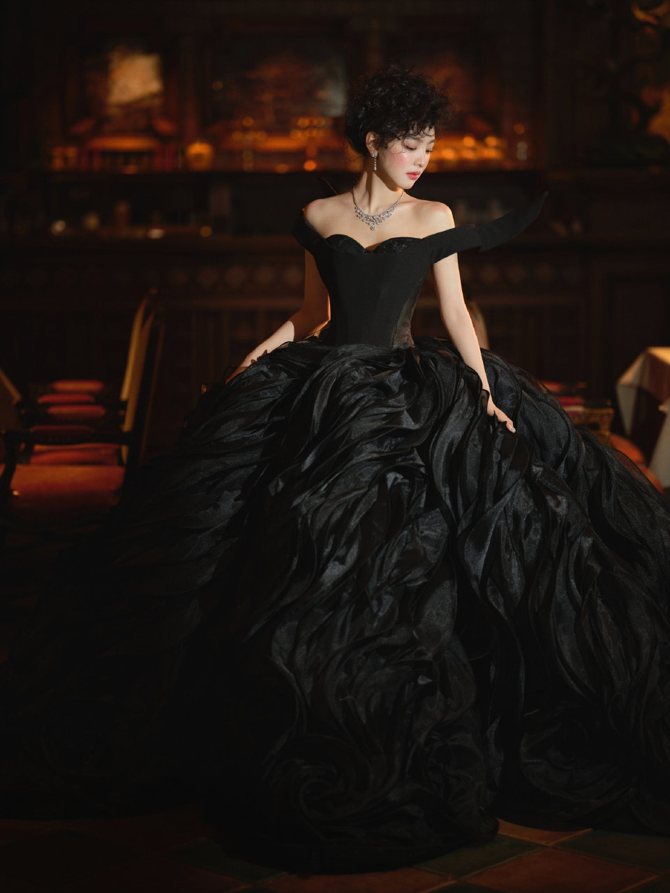 章若楠微博之夜造型出图！谁家黑天鹅 微博之夜红毯