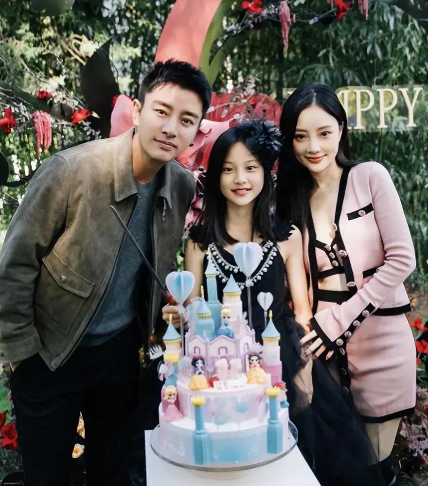 晒全家福希望贾乃亮、李小璐复合？甜馨回应不会复合，已经适应了现在的生活。
 
甜