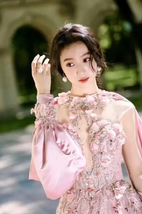 清新甜美，颜值找不到任何瑕疵，胡连馨：网友说她是从古画走出来的人。