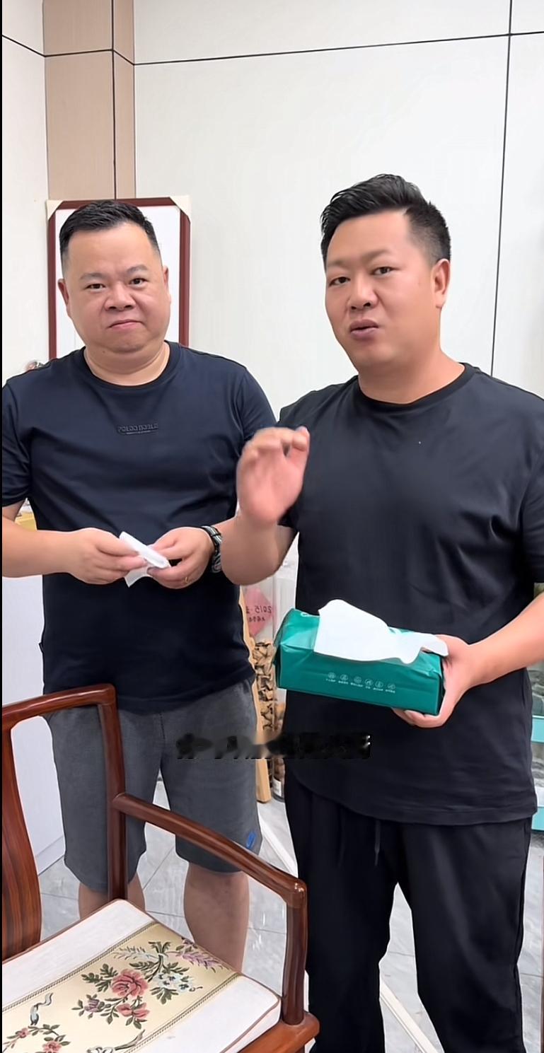 张大炮指桑骂槐，是真有一套，不服不行。
今天他和徒弟擦哥在一起，说他们不是亲兄弟
