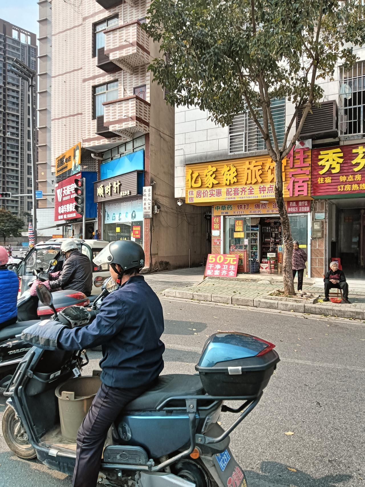 早听讲贵港市的普通旅店也不少特别是高铁站附近，一般都是30元至50元之间。以前旧