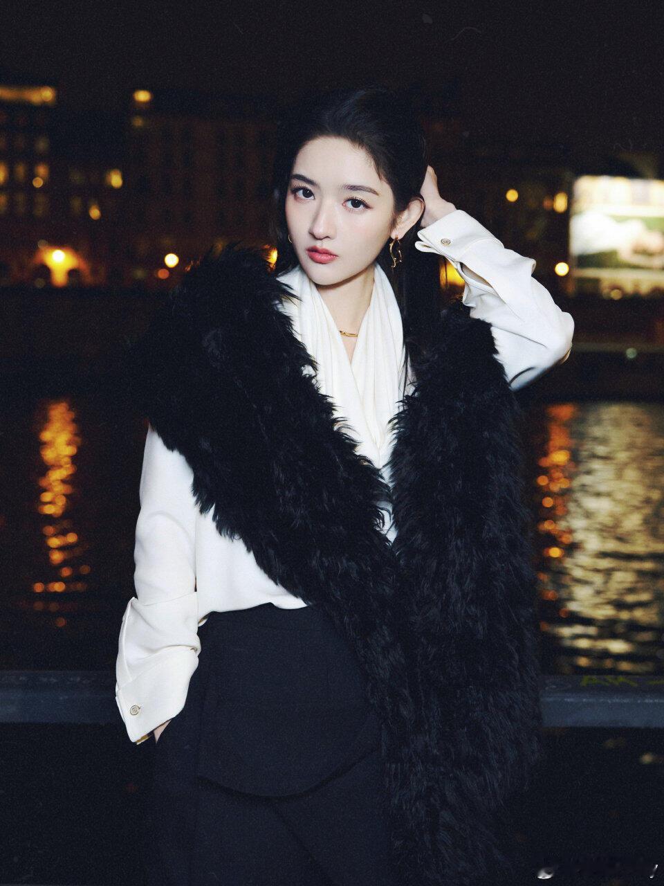 巴黎高定时装周 王玉雯巴黎看秀王玉雯一袭黑白毛绒拼接装亮相迪奥2026早秋大秀，