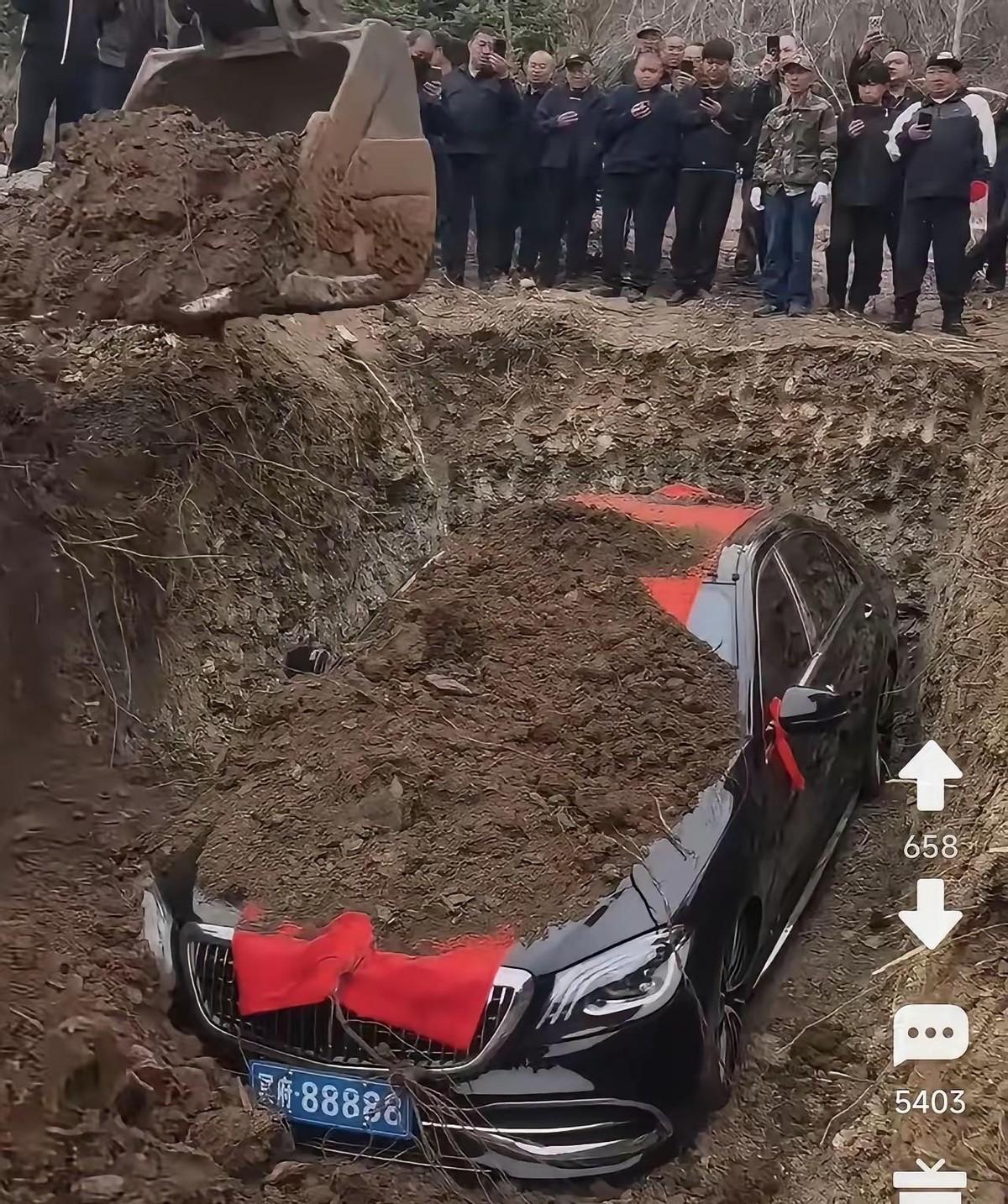 谁能想到，在如今这个连买根葱都扫码的时代，居然还有人搞“活物殉葬”那一套的变种—