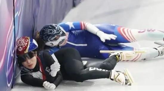 韩国媒体真的臭不要脸！米兰冬奥会短道速滑混合接力半决赛闹出幺蛾子，美国队摔倒时把