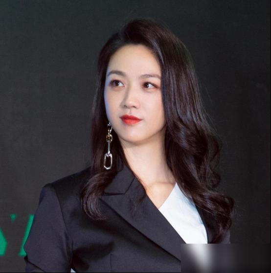 别再吹汤唯的跨国爱情了。那不是神话，是教科书级的“情感防火墙”。
结婚12年，