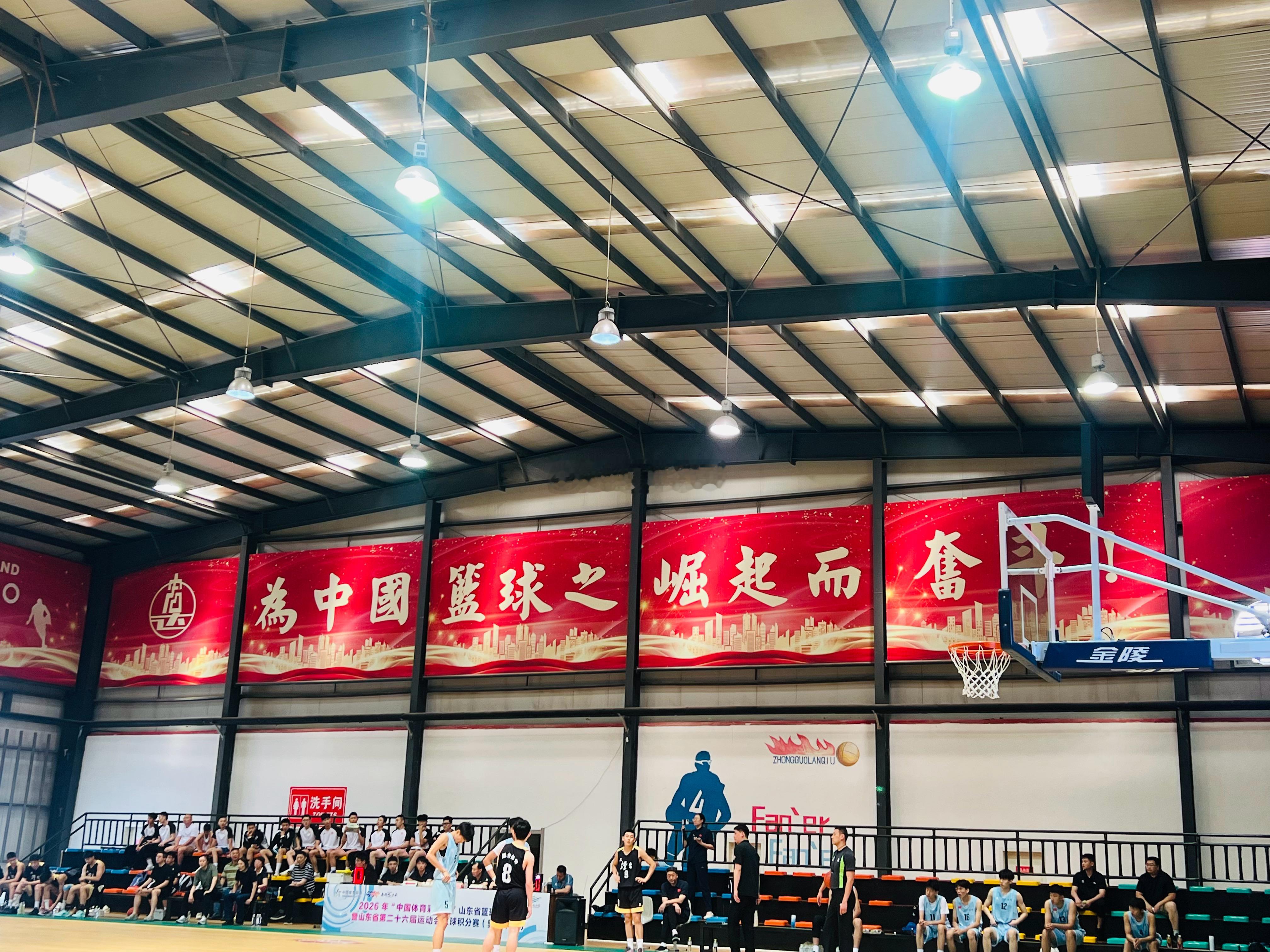 烟台宏达体育运动中心，山东省篮球锦标赛男子甲组的赛场边，遇见了王刚、许家晗、李信