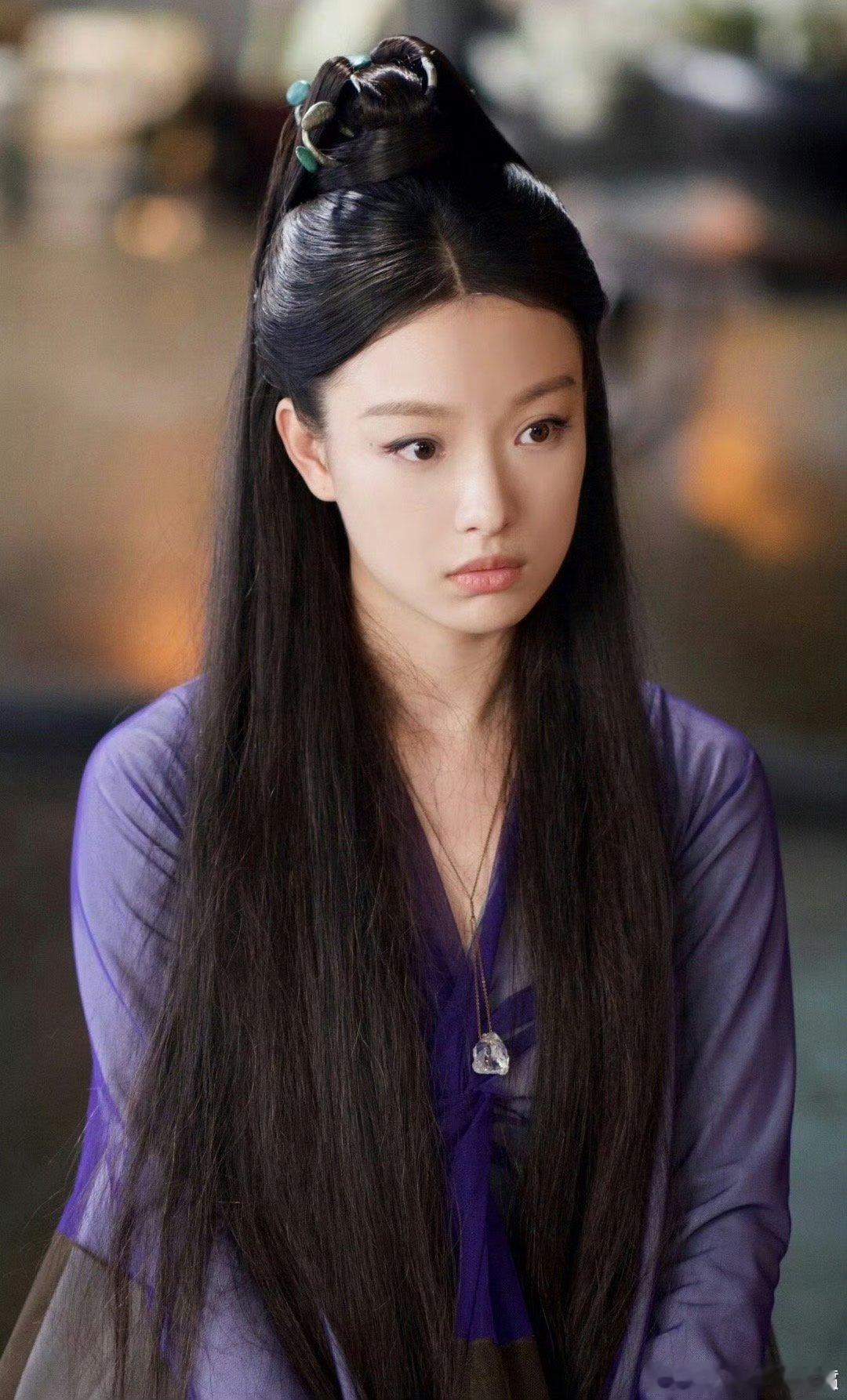 倪妮系小花后继有人莫离倪妮那种游刃有余的巨星气场是骨子里带的，有自己的辨识度，这