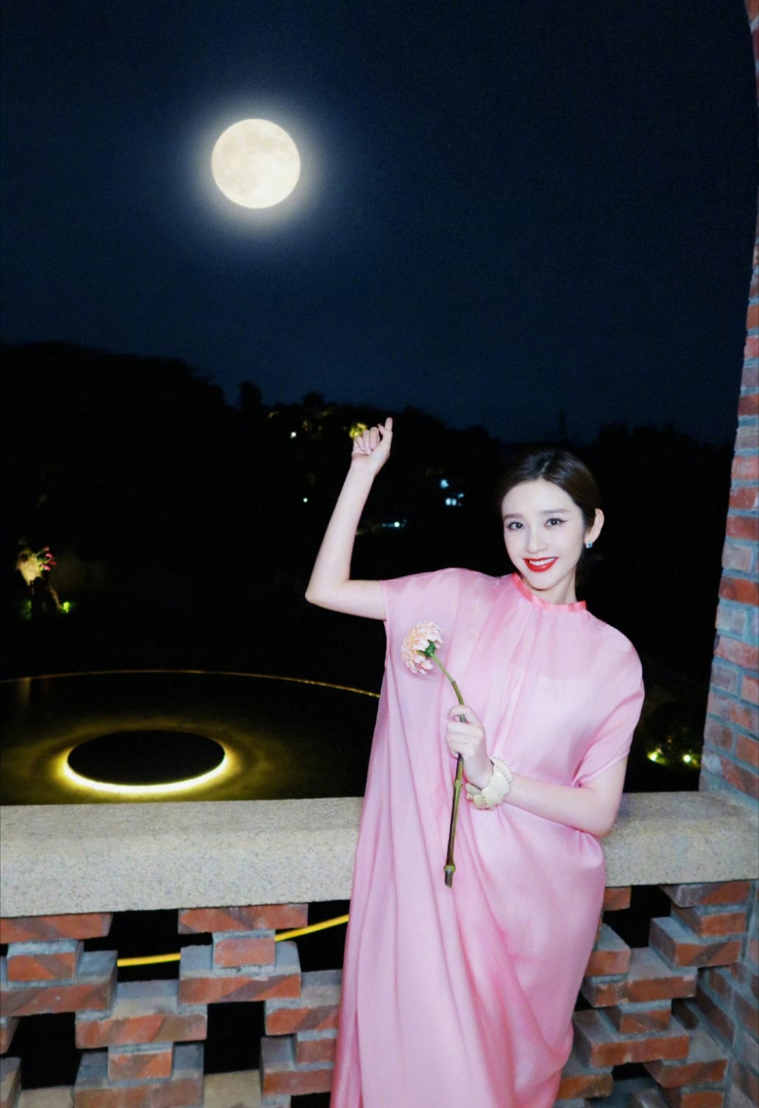 唐艺昕这组图太美了，花一般的美人，祝姐姐中秋节快乐！ ​​​