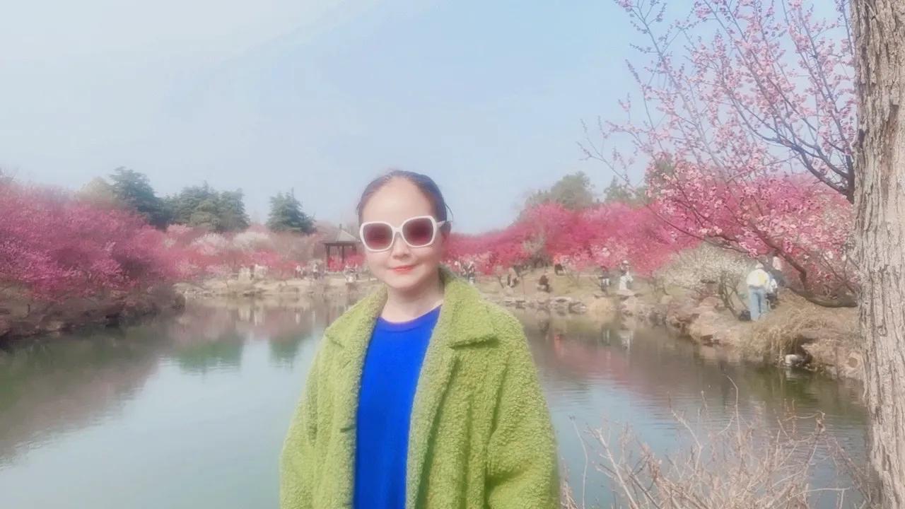 河边梅林春意浓，瘦西湖畔景不同。

繁花如雪枝头舞，杨柳依依风姿浓。

游人漫步