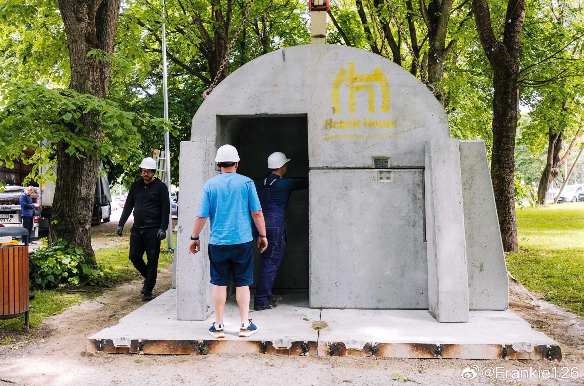 據ERR報導，塔林已安裝首個模組化防空避難所，其設計靈感來自烏克蘭。該設施為首個