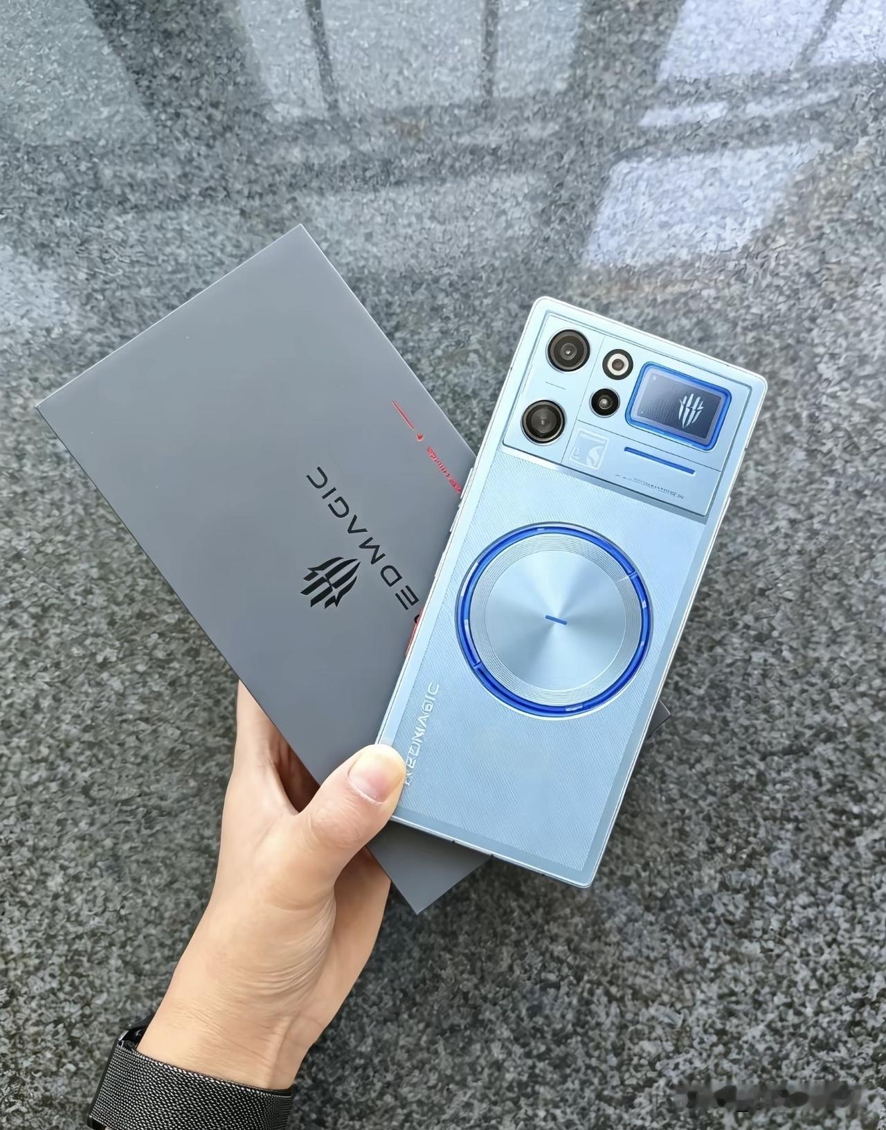 谁懂啊！这台红魔12 Pro+也太戳男生审美了✨

氘锋透明的机身质感直接拉满，