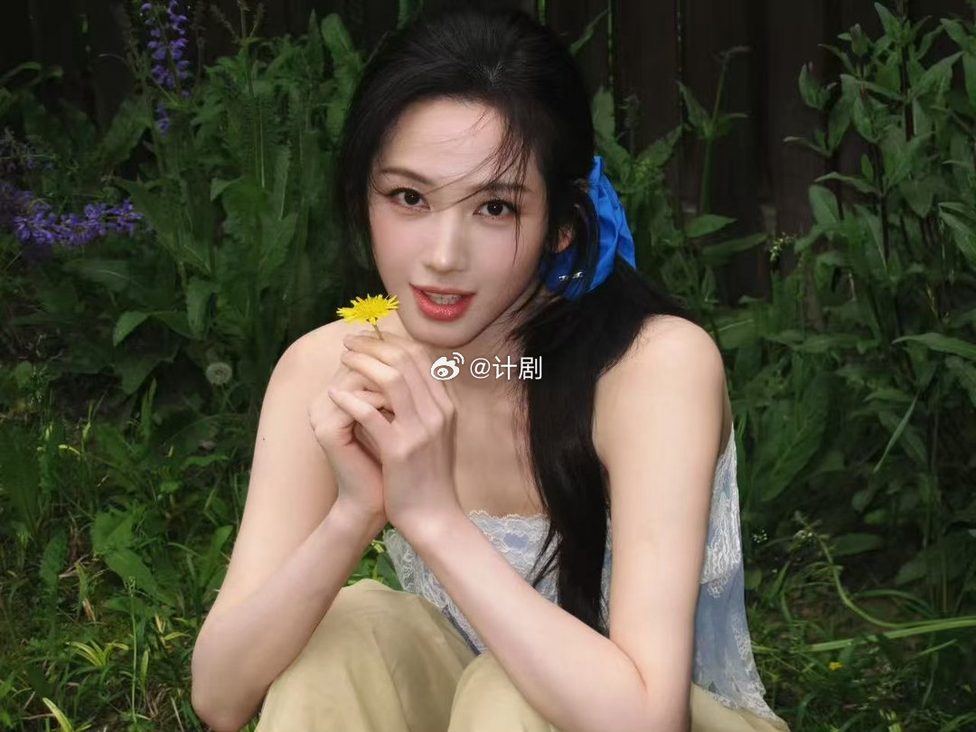 鹤秋可妹可姐鹤秋是姐姐也是妹妹 短发不是她的标签而是她的开关，酷酷的是姐，笑起来